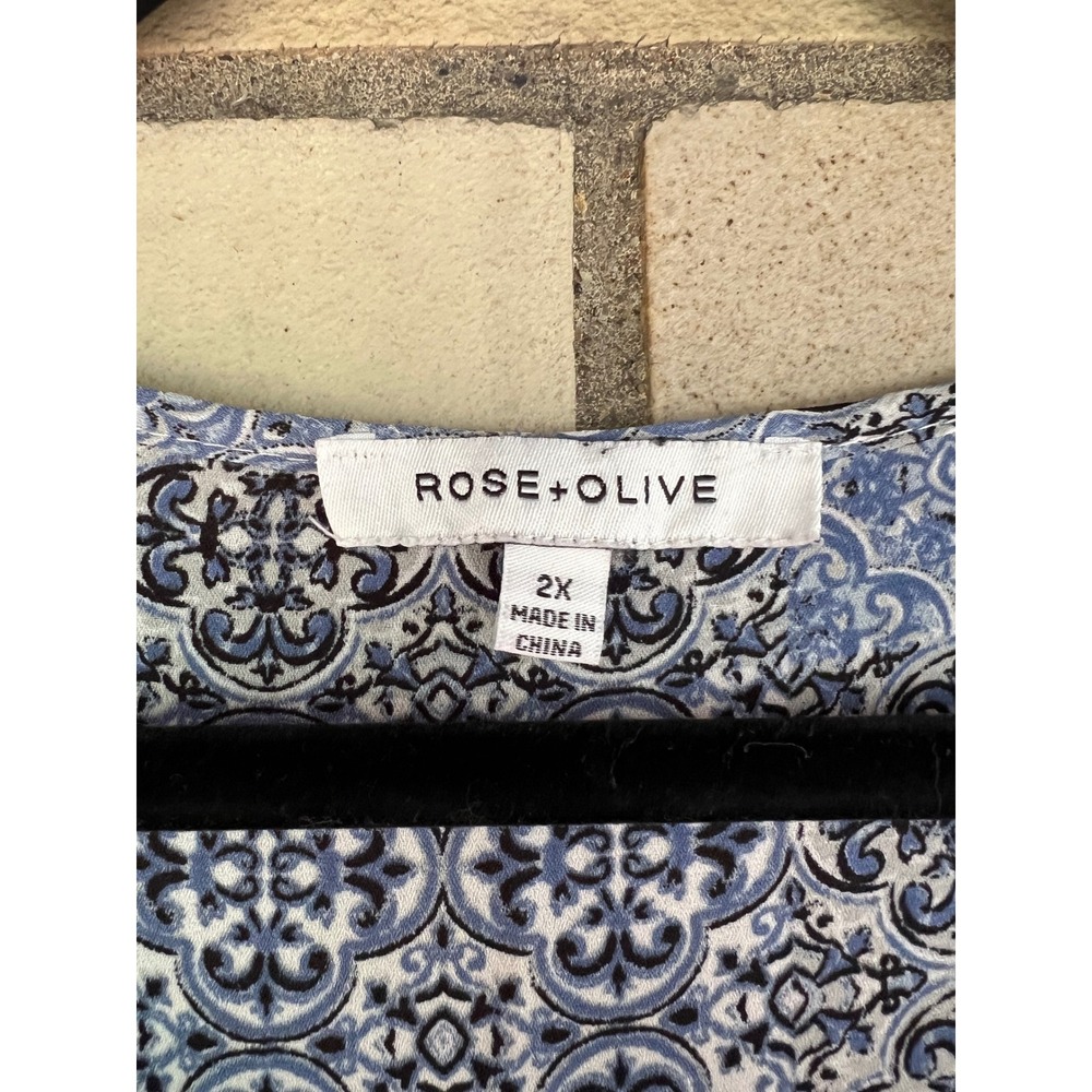Rose + Olive Blue Medallion Print Keyhole Neck 3/4 Sleeve Blouse Size 2X - Picture 2 of 5